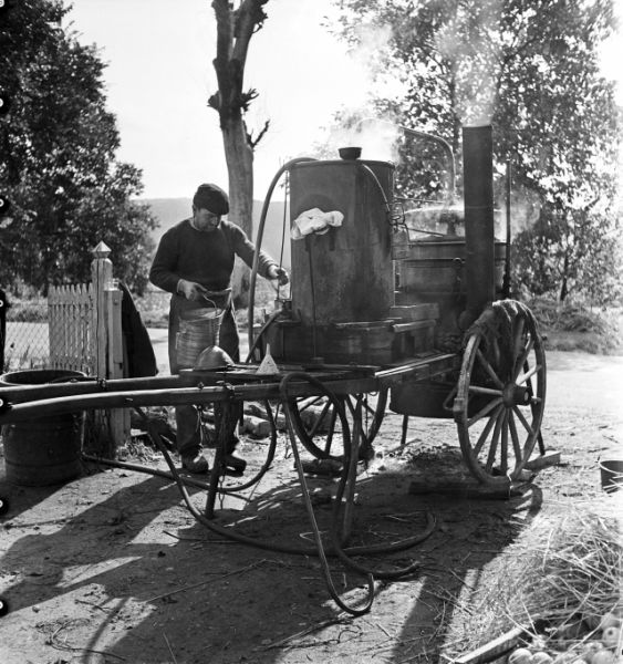 Un bouilleur ambulant en 1947, clich Jean Ribire  Archives dpartementales du Lot, 25 Fi 6