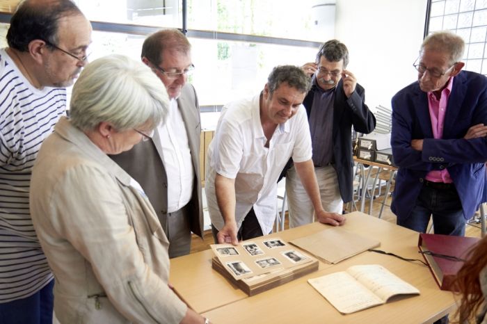 Jean-Franois Mailhol montre lun des albums de photos, lors de la signature de la convention