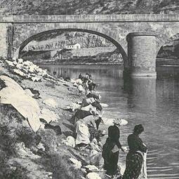 Scne anime au bord du Lot,  ct du pont Louis-Philippe [Entre 1904 et 1915].