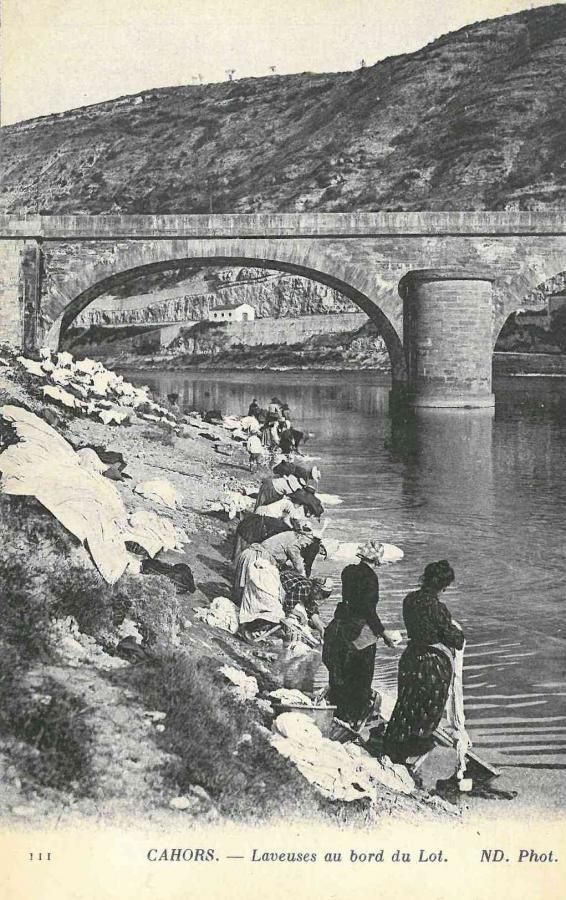 Scne anime au bord du Lot,  ct du pont Louis-Philippe [Entre 1904 et 1915].