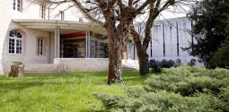 Le site historique des Archives, rue des Cadourques, vu depuis le parc