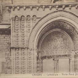 Portail de la façade Nord de la cathédrale de Cahors après une des campagnes de restauration. Carte postale éditée entre 1904 et 1949. A.D. du Lot : 9 Fi 718.