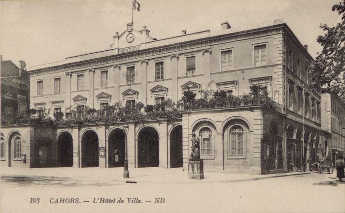 Illus 1. L'hôtel de ville de Cahors. Archives départementales du Lot, carte postale : 9 Fi 525 