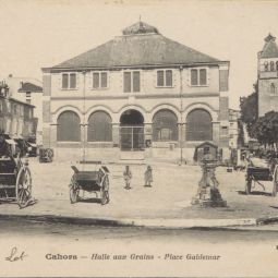 illus 1. La halle aux grains. Archives départementales du Lot, carte postale : 9 Fi 355