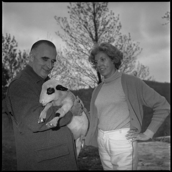 Le couple Pompidou au domaine de Prajoux, Cajarc, le 17 Avril 1965. Photographe Andr Cros, Archives municipales de Toulouse : 53 Fi 5449