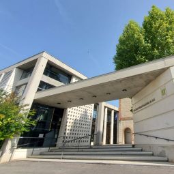 Le parvis des Archives, cot pair de la rue des Cadourques