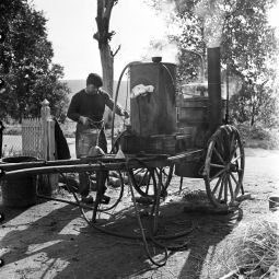 Un bouilleur ambulant en 1947, cliché Jean Ribière – Archives départementales du Lot, 25 Fi 6
