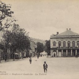 Illus 1. Le théâtre de Cahors. Archives départementales du Lot, carte postale : 9 Fi 572