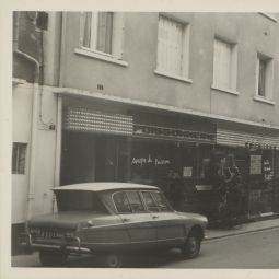 Ami 6 stationnée devant la poissonnerie « À la marée » rue Faidherbe à Saint-Céré, avant réaménagements pour devenir la boutique de chaussures Ayrolles (28 Fi 23)