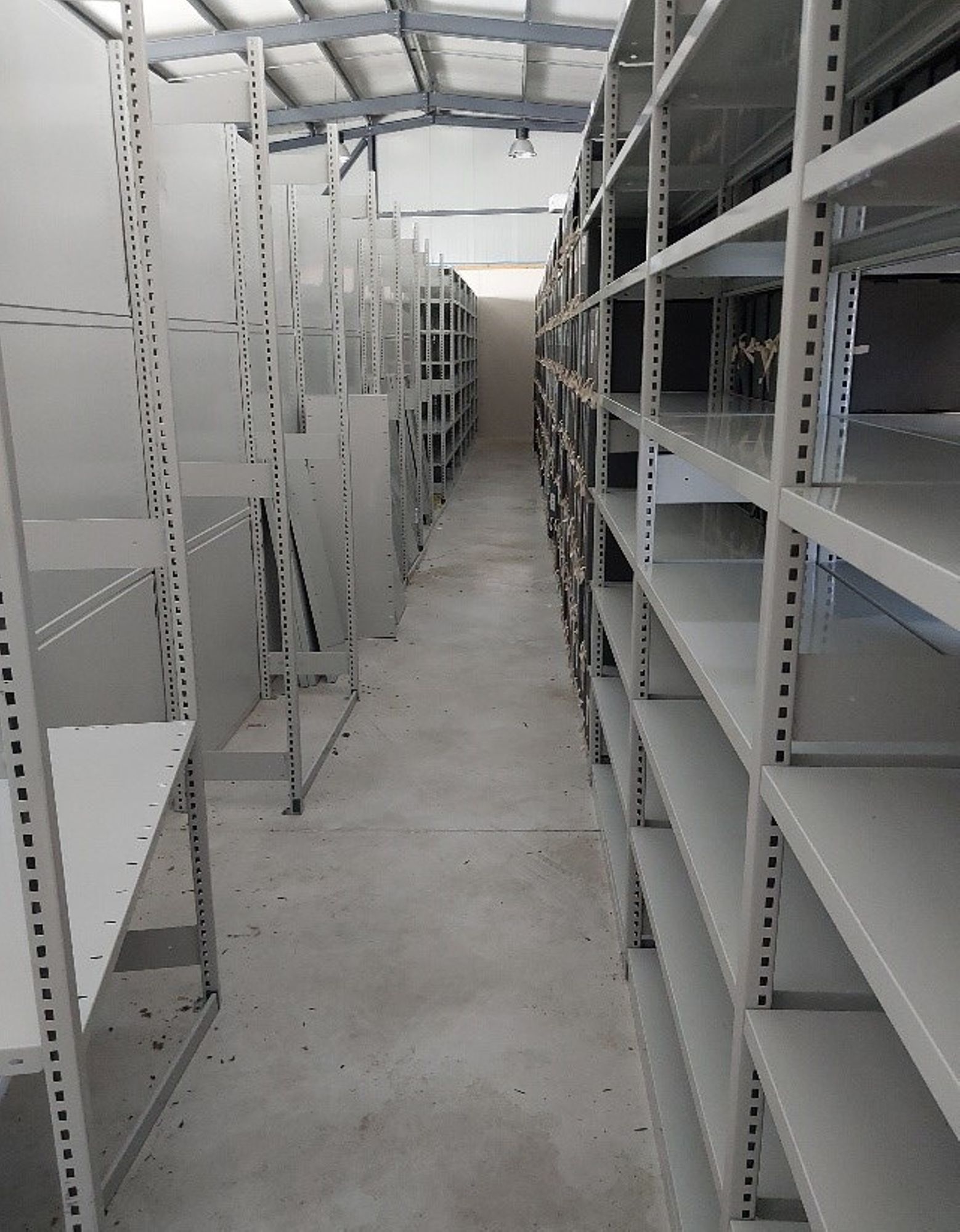 Les rayonnages vides du local de départ