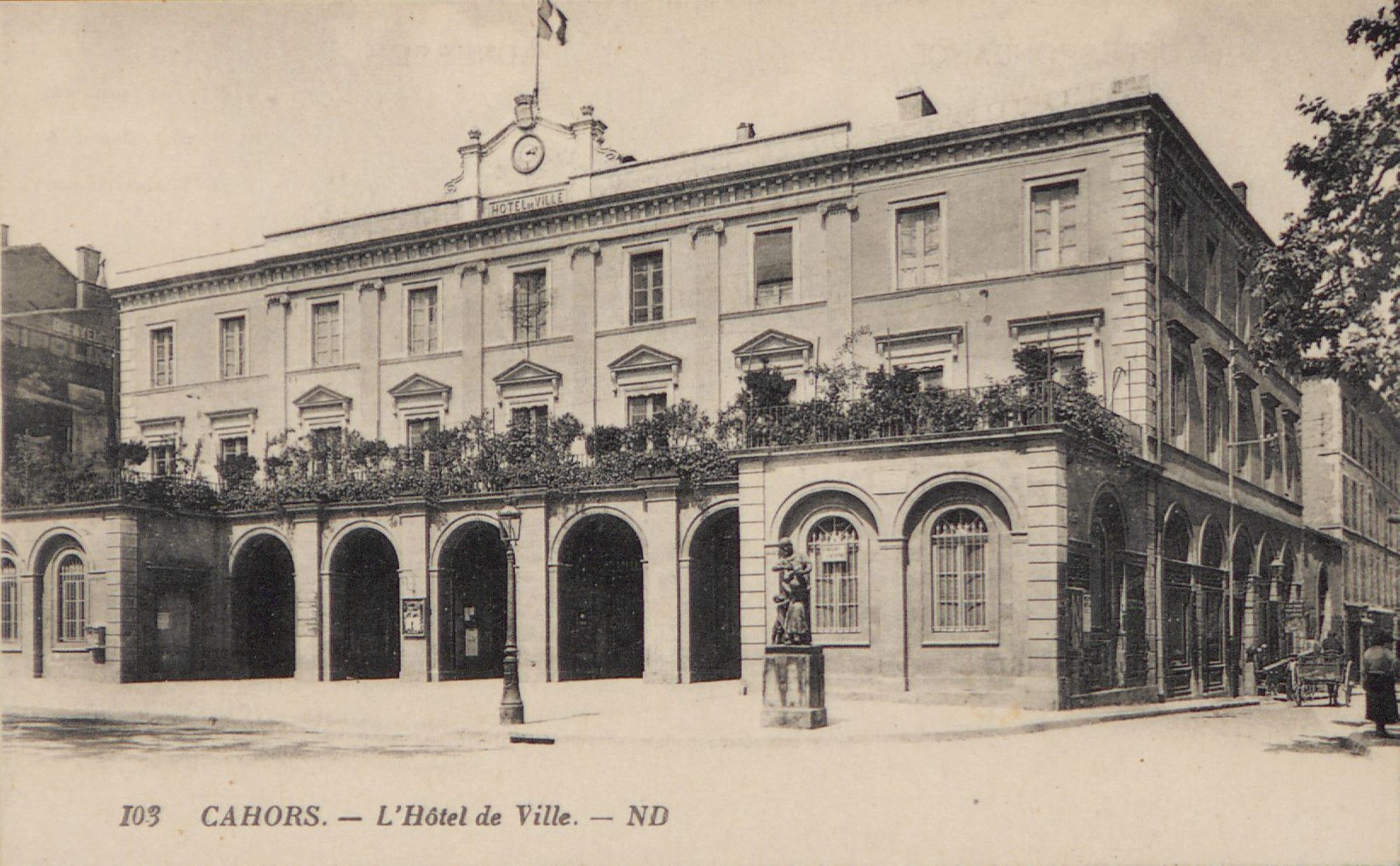 L'hôtel de ville de Cahors. Archives départementales du Lot  : 9 Fi